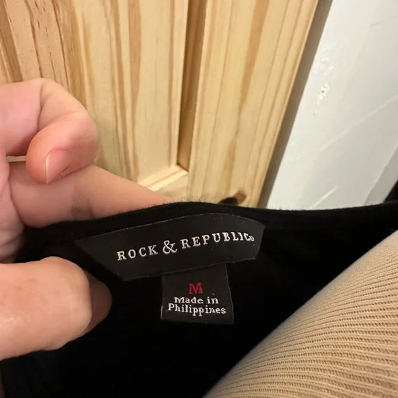 Rock & Republic cold shoulder top - Picture 5 of 6